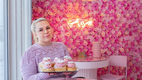 Mullu sügisel avatud OÜ Rummikoogid kohvik-töötuba on tänavu aasta vastlakuklitega turul esimest korda, millele lisab erilisust vastlakuklite omanäoline väljanägemine roosa kreemi ning rummise maitsekoosluse kujul. Foto: AIGAR NAGEL